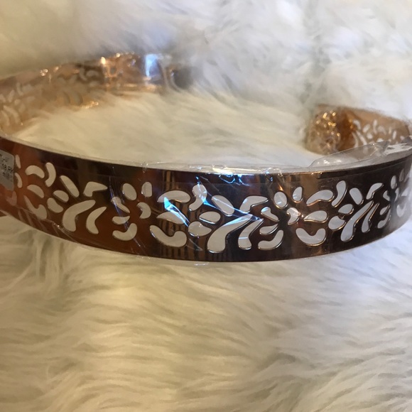 NWT Ladies Yellow Gold Adjustable belt - Picture 3 of 5